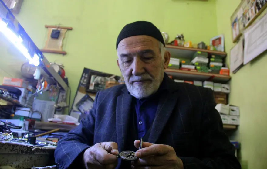 Yarım asırdır 20 metrekarelik dükkanda: 58 yıldır zamanın durmaması için çalışıyor 3