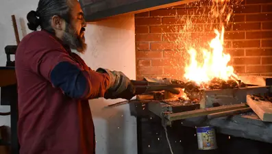 "Söğüt kaması" adını verdi: Ateşe şekil veriyor