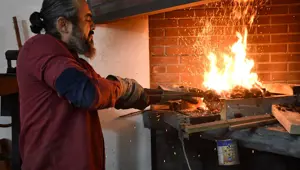 "Söğüt kaması" adını verdi: Ateşe şekil veriyor