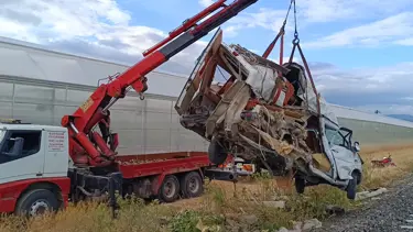 Yolcu treni, hemzemin geçitte minibüse çarptı