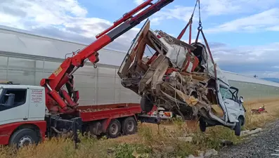 Yolcu treni, hemzemin geçitte minibüse çarptı