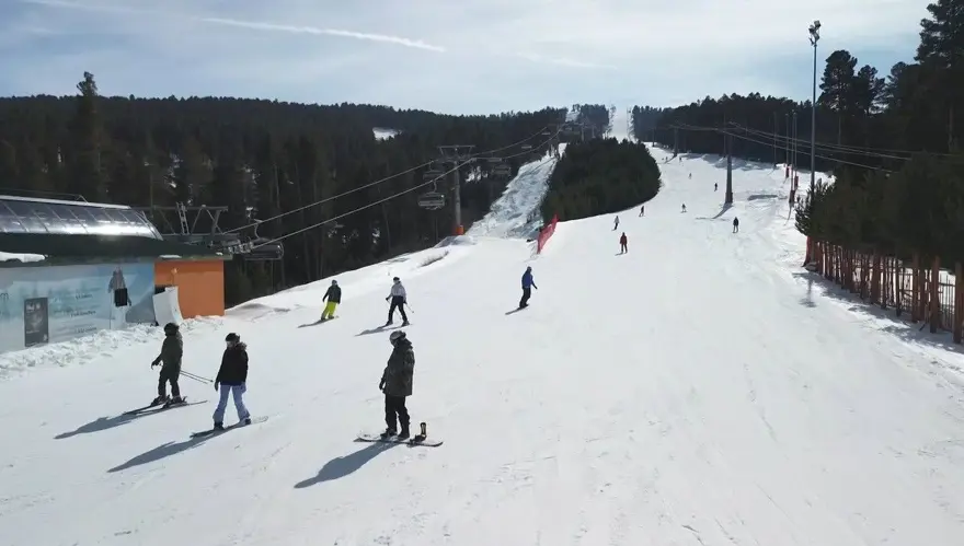 Bahar mevsiminde de ziyaretçi akınına uğruyor: Sarıkamış'ta kayak keyfi sürüyor Bahar mevsiminde de ziyaretçi akınına uğruyor: Sarıkamış'ta kayak keyfi sürüyor
