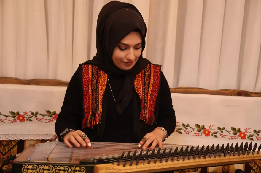 Kürsübaşı'na kadın eli değdi: İzleyenler hayran kaldı 3