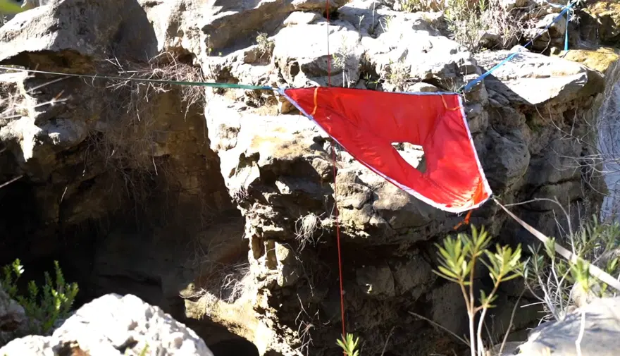 60 metrelik uçuruma hamak kurdu: Sosyal medya fenomeni ölümden döndü 1 60 metrelik uçuruma hamak kurdu: Sosyal medya fenomeni ölümden döndü 1