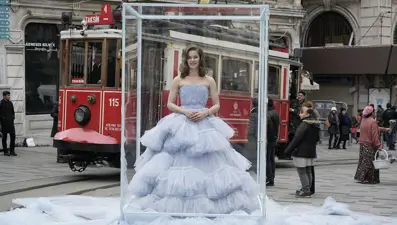 Burcu Biricik'in başrolde yer aldığı Camdaki Kız dizisinin ilk fragmanı yayınlandı (Burcu Biricik Kimdir?)