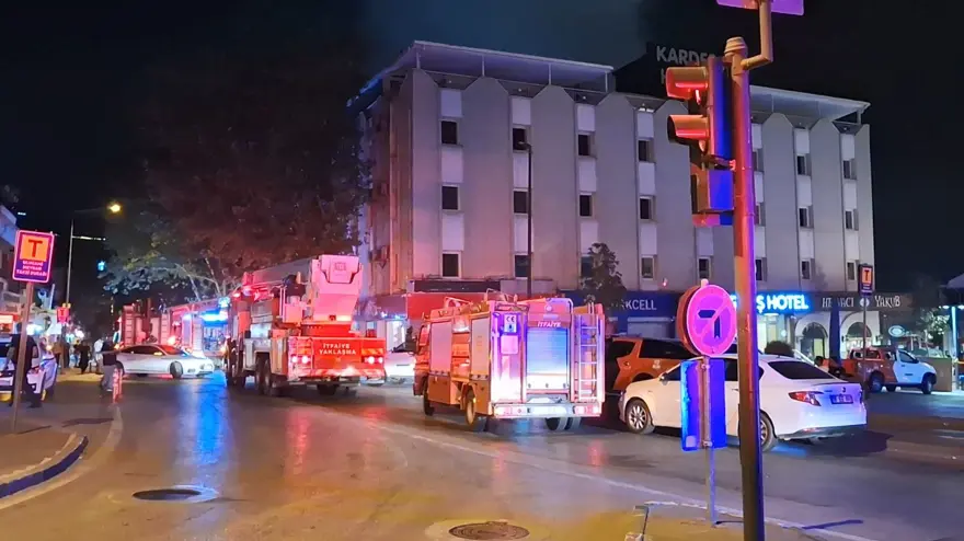 Bursa'da hediyelik eşya ve plastik malzeme satan mağaza alev alev yandı 1