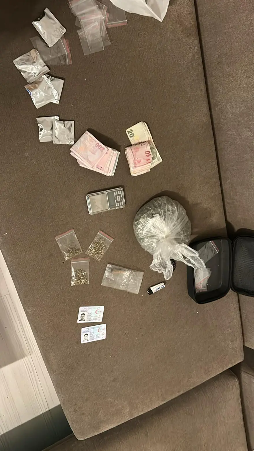 Taksici panik butonuna bastı, zehir tacirleri yakalandı 5