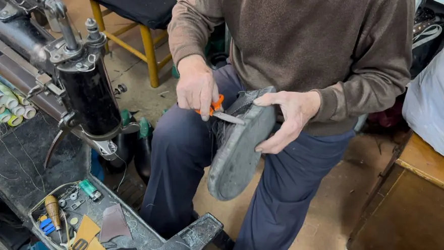 73 yaşında, 61 yıldır mesleğini sürdürüyor: Bin bir emekle tamir ediyor 3