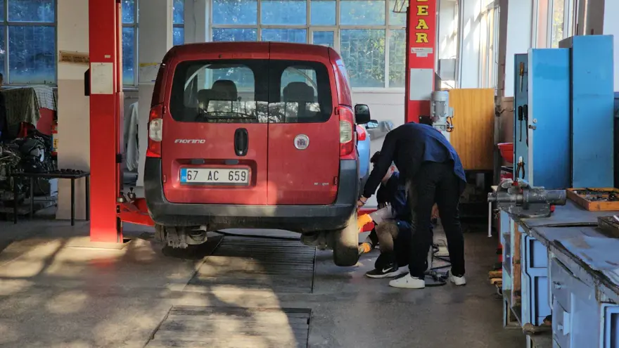 Lastik değişimi liselilerden! Hem tecrübe hem para kazanıyorlar 2