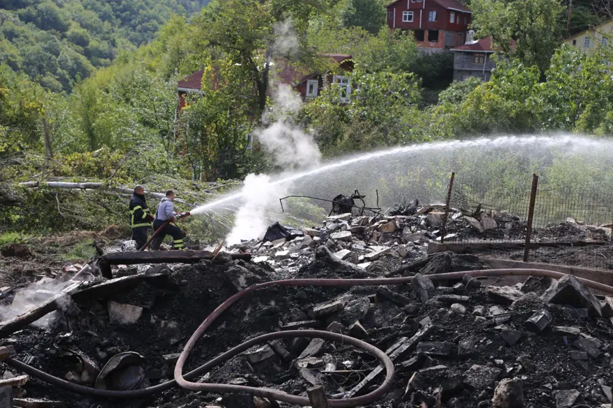 Enkaz başında nöbet (5 yavrusunu kaybetti) 6