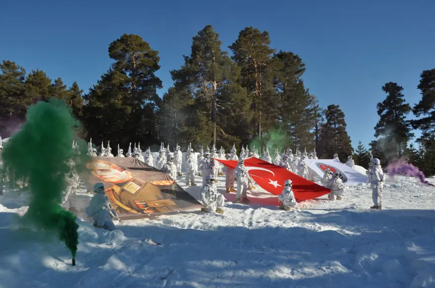 Komandoların 2 bin 200 metre rakımda, eksi 25 derecede zorlueğitimi 16 Komandoların 2 bin 200 metre rakımda, eksi 25 derecede zorlueğitimi 16