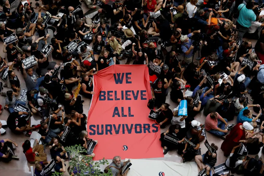 Kavanaugh'u protesto eden Amy Schumer ve Emily Ratajkowski tutuklandı 