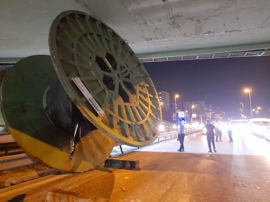 TIR'daki dev makara köprüde takılı kaldı 2 TIR'daki dev makara köprüde takılı kaldı 2
