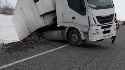 Otomobil ve TIR çarpıştı: 3 kişi yaralandı