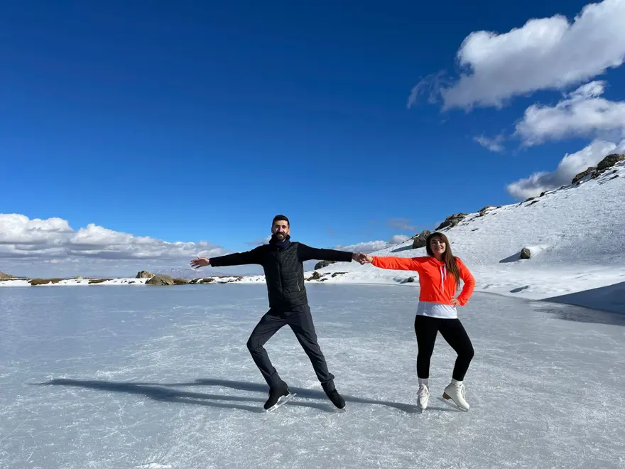 Hakkari'de donan gölde buz pateni 2
