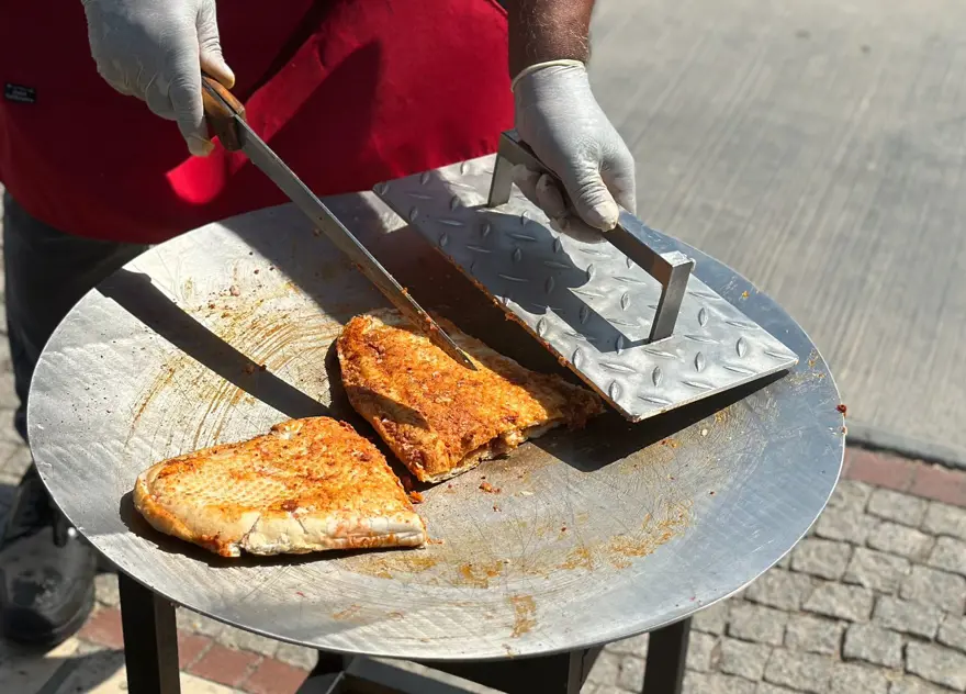 Adana'da 50 dereceyi aşan sıcaklıkta güneşte tost pişirdiler 2
