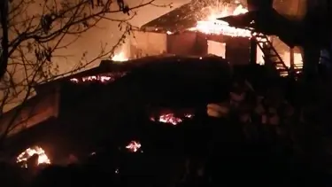 Köyde çıkan yangında 7 ahşap ev yandı