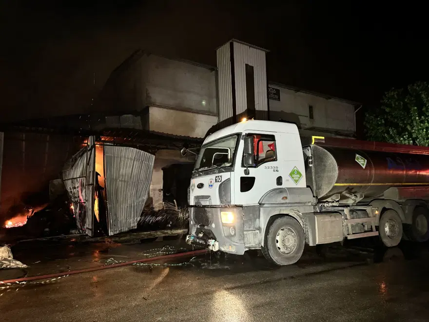 Adana'da Mobilyacılar Sitesi'nde yangın: 6 iş yeri küle döndü 11 Adana'da Mobilyacılar Sitesi'nde yangın: 6 iş yeri küle döndü 11