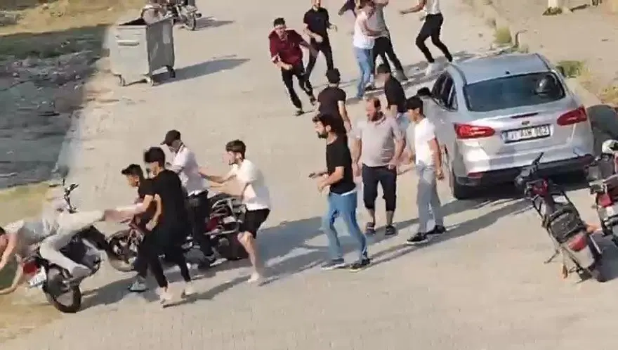 Tartışma meydan savaşına dönüştü: 17 kişi birbirine girdi 3