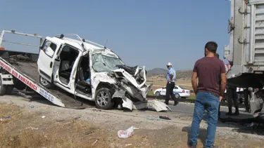 Hafif ticari araç park halindeki TIR'a çarptı: 3 ölü