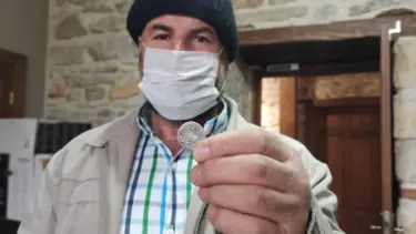 Tarla sürerken bulduğu sikke ve sadaka taşını müzeye bağışladı