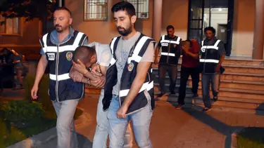 Bacadan girdikleri evden 72 bin 500 dolar çaldılar