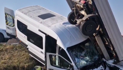 Öğretmen servisi kamyonetin altında kaldı: 15'si öğretmen 17 yaralı