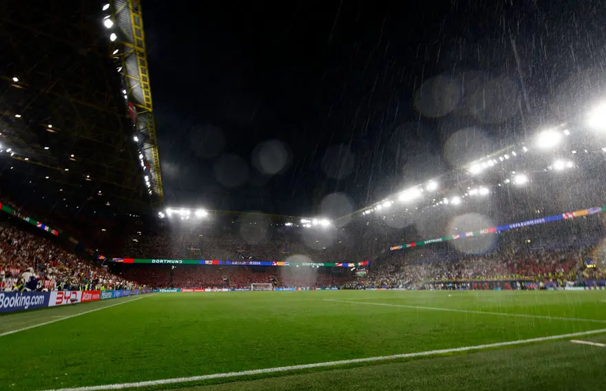 EURO 2024 maçında stadyum çatısına tırmanan taraftar tutuklandı 