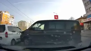 Freni boşalan minibüs üç şeritli yola indi, kamyonet sürücüsü kazadan kıl payı kurtuldu