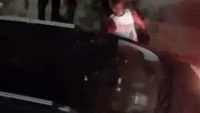 İstanbul'da sokak ortasında tekme tokat kavga: Birbirlerinin kafasında şişe kırdılar