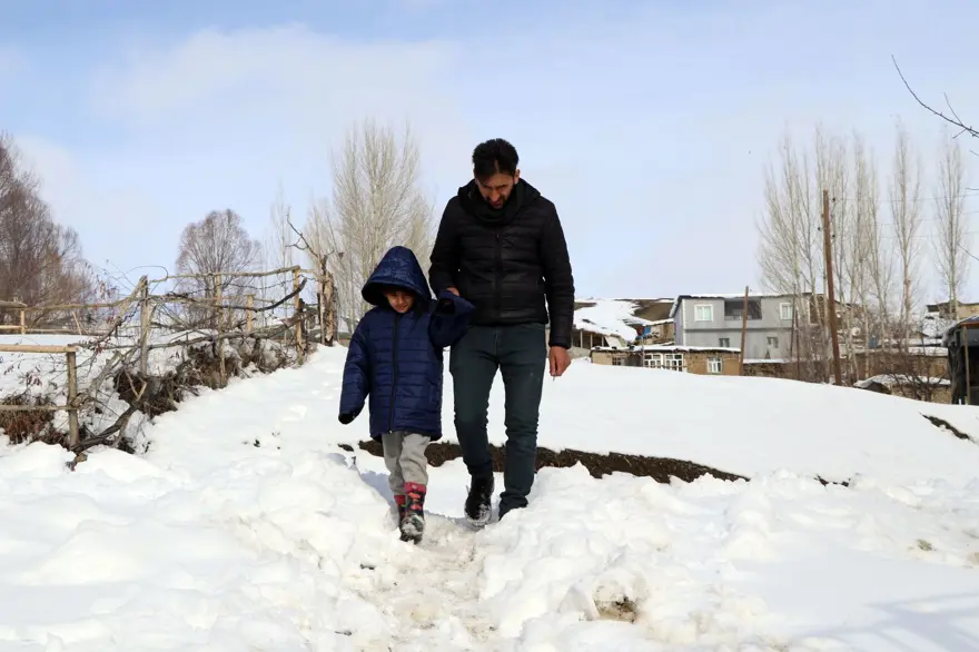 2 derslik 1 öğrenci: Hasret'in karne sevinci 2