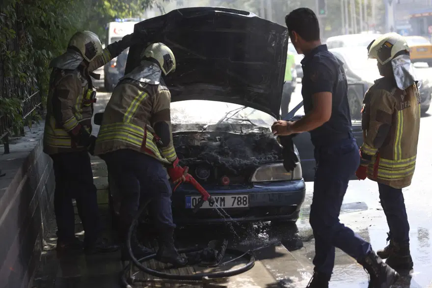 Ankara’da seyir halindeki otomobilin motorunda yangın 5
