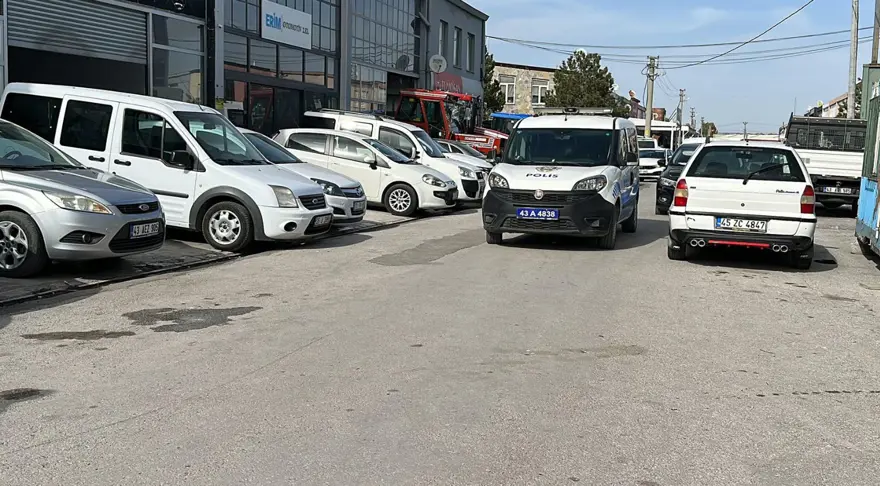 Plakasız araçla geldi, motosiklet kaskı takıp galericiye kurşun yağdırdı 3