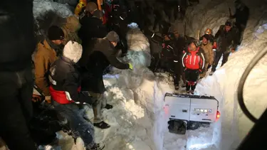 Çığ altında kalan minibüsteki 5 kişi hayatını kaybetti, 7 kişi kurtarıldı