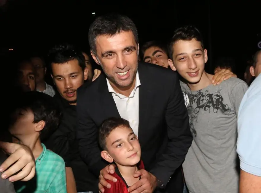Hakan Şükür destek için adliye önünde 4