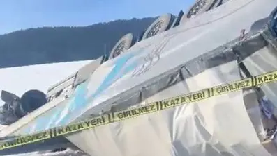 Ardahan'da buzlanma: TIR devrildi, yol kısa süreli ulaşıma kapatıldı