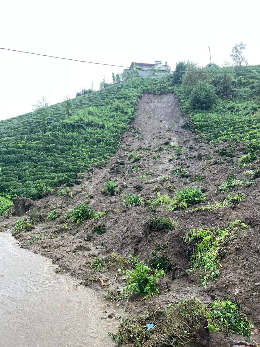 Rize'de sağanak ve heyelan: 11 ev boşaltıldı, karayolu çöktü 5