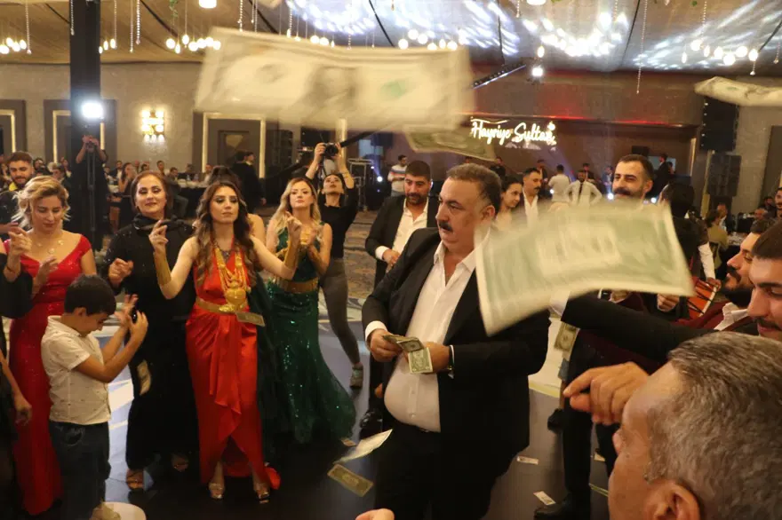 Düğünde dolarlar havada uçuştu: Geline 7 kilo altın takıldı 16