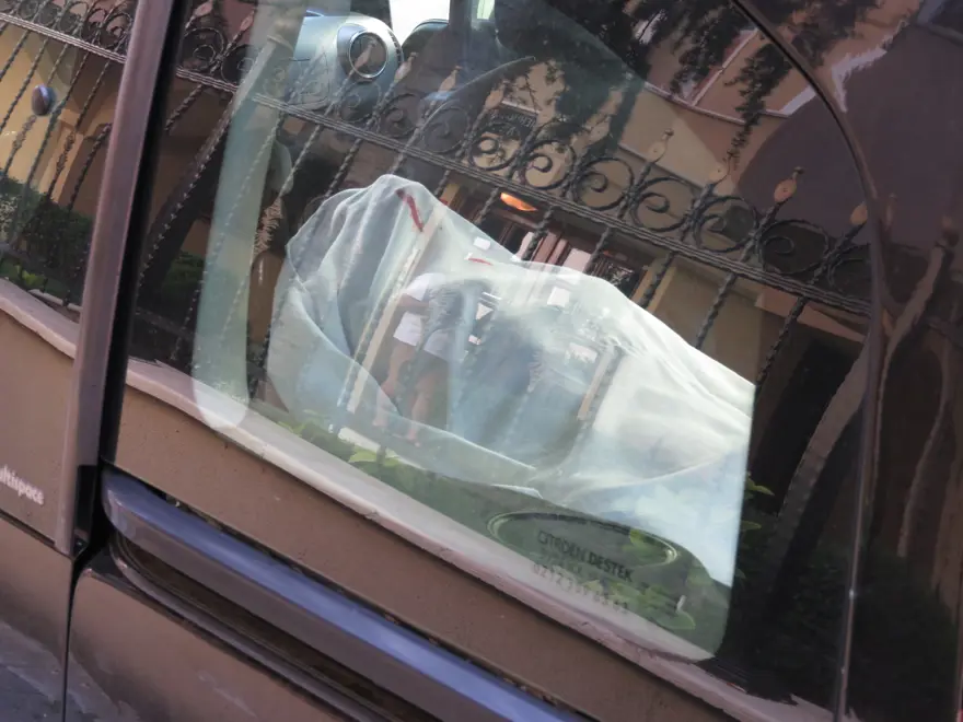 Ceset sanılan cansız manken paniğe neden oldu Ceset sanılan cansız manken paniğe neden oldu