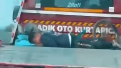 Sosyal medya harekete geçirdi: Arkada çocuk taşıyan çekiciye ceza