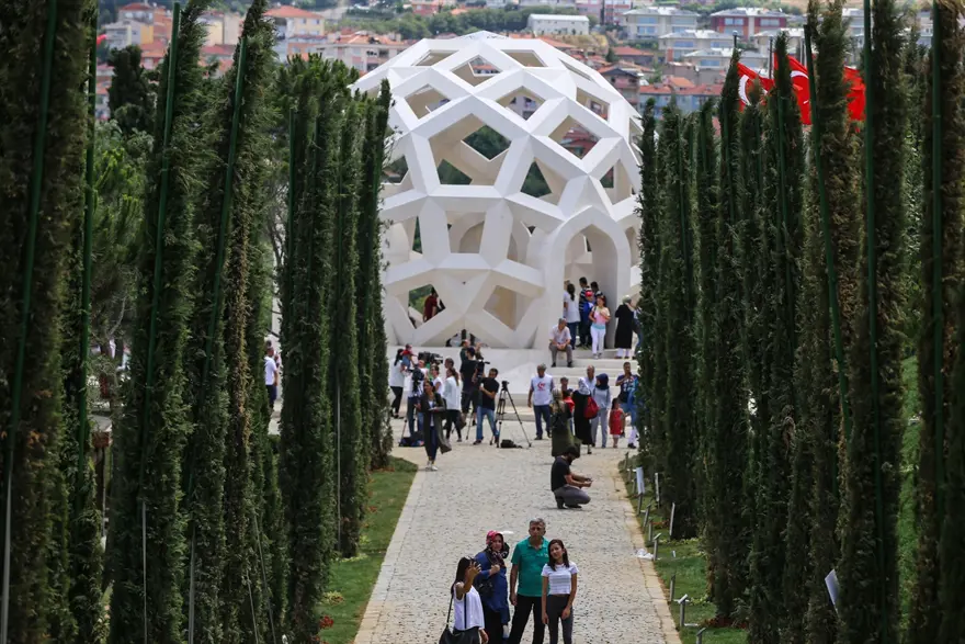 "Şehitler Makamı"na yoğun ilgi 17 "Şehitler Makamı"na yoğun ilgi 17