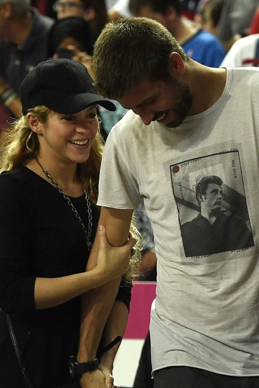 Sergio Ramos'tan Pique'den boşanan Shakira'ya ödül 9