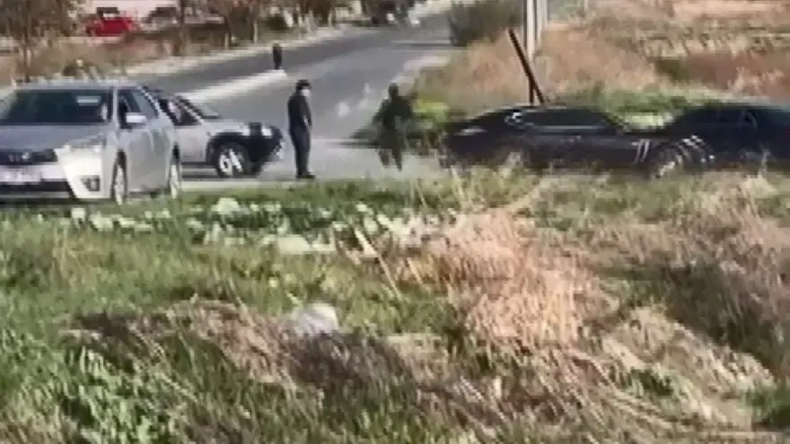 Büyükçekmece'de ilginç tartışma: Otomobiliyle husumetlisinin aracına defalarca çarptı! 1 Büyükçekmece'de ilginç tartışma: Otomobiliyle husumetlisinin aracına defalarca çarptı! 1