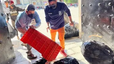 Meksika’da eylem yapan temizlik işçileri, belediye binasını çöple doldurdu