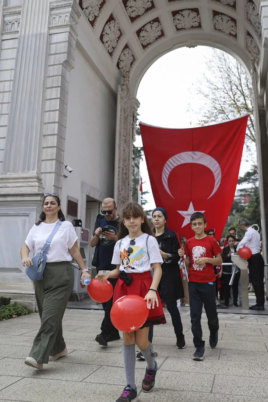 Dolmabahçe Sarayı'na Cumhuriyet'in 100. yılında ziyaretçi akını 6 Dolmabahçe Sarayı'na Cumhuriyet'in 100. yılında ziyaretçi akını 6