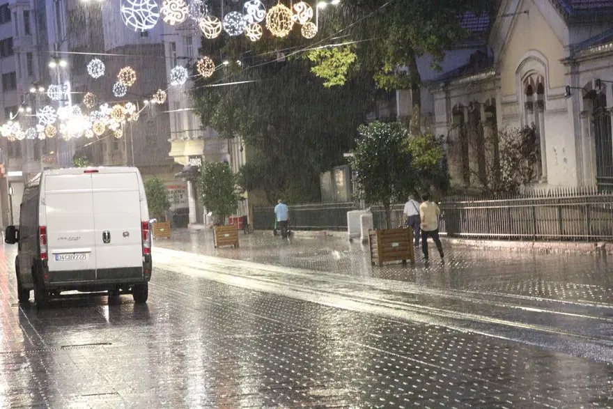 İstanbullular güne yağmurla uyandı 5 İstanbullular güne yağmurla uyandı 5