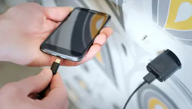 Şarj cihazını prizde bırakmak doğru mu? ''Vampir enerji'' tehlike saçıyor