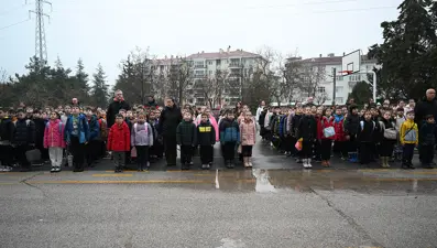 Okullarda bir dakikalık saygı duruşunda bulunuldu