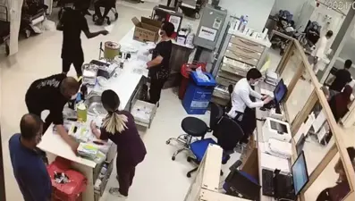 Alkollü olarak acil servise geldi, sağlık çalışanlarının üzerine yürüyüp masayı dağıttı