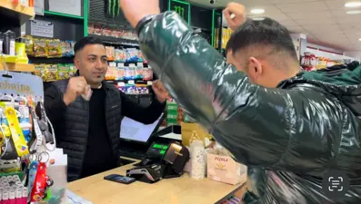 Bu markete gelen dans etmeden alışveriş yapamıyor